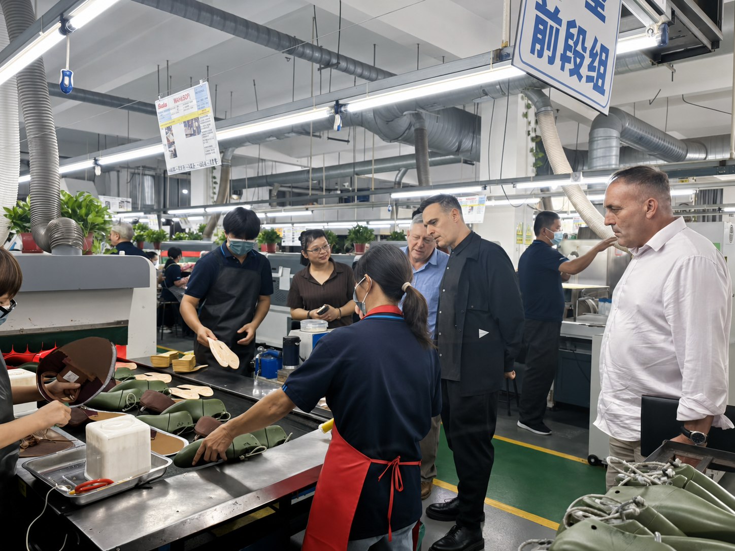 客户在铭浩盛科技鞋业生产现场了解鞋履工艺